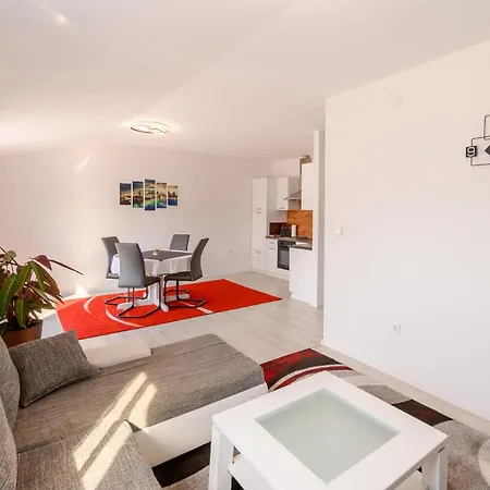 Dora Apartment *